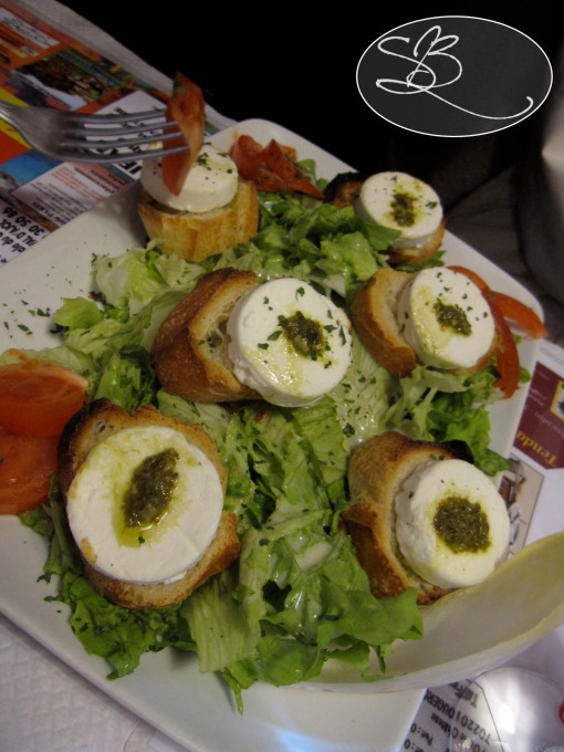 Salad with goat cheese toast "buttons"